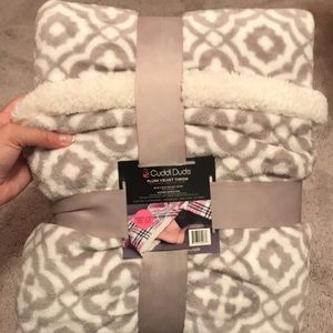 This is a Cuddl Duds blanket